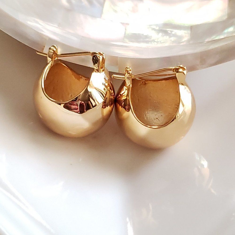 New! Basket Of Gold Hoop Earrings - Picture 5 of 11